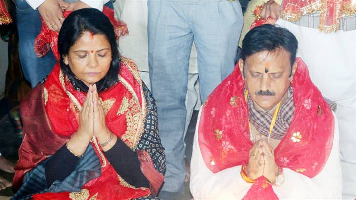 उप मुख्यमंत्री श्री राजेंद्र शुक्ल ने सपत्नीक किए माँ शारदा के दर्शन